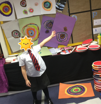 Year2SL's tweet photo. Year 1 have been exploring Kandinsky's Concentric Circles with print, pen and paint. https://t.co/kOg14ghvat