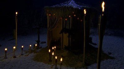 NeverSeenTheOC's tweet photo. Sure, it’s cute, but the safety police had A LOT to say about the Tiki Hut in S3E3 The End of Innocence 🕯 Catch up with our OC #rewatchpodcast by searching “I’ve Never Seen The OC” where you listen to podcasts or hit the link in our bio 🎧 https://t.co/AgbeEvMGly