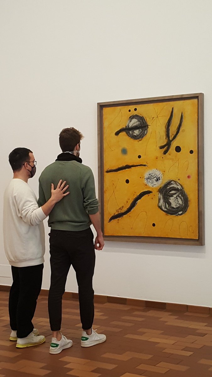 fundaciomiro's tweet photo. 👀 Una visita a la #FundacióMiró amb els ulls tancats?
🚶🏽♀️ Així és com el coreògraf Quim Bigas ha dut a terme una acció sensorial amb convidats que només obrien els ulls quan s’aturaven davant les obres de #JoanMiró.
➡️ https://t.co/W5btzWJIRa
#MercatFlors #DancingMuseums https://t.co/gY6MhpGjhJ
