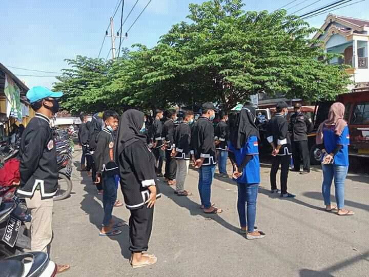 kotamagetan_'s tweet photo. Pembagian masker di Pasar Lembeyan, #Magetan oleh Relawan 24 Jam bersama Pasker Kediren. #Pict2 https://t.co/qox8Rk7lIX