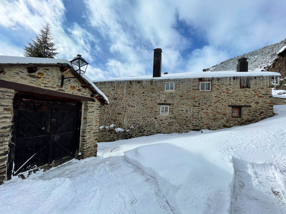 Paisatge d’#Andorra🇦🇩 aprox. després de 48h amb nevades intermitents degut a la borrasca #Ignacio deixant entre 20-25cm de neu ❄️a la cota 1800m de 📍Canillo.