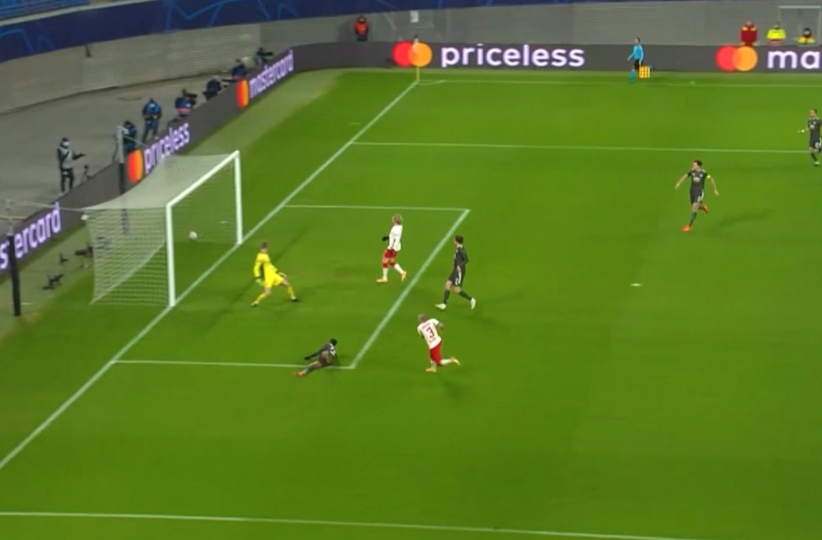 Below Forsberg in between AWB and Lindelof. AWB comes narrow and leaves the flanks open, Angelino is all by himself for the cross, thanks to Forsberg’s positioning and hits it first time into the bottom corner.
