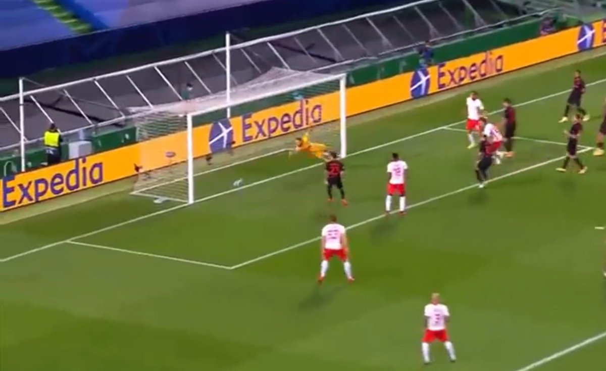 Here Leipzig have most men central. However when Laimer picks up the ball the Atleti full back is stuck with two men to mark, and has to stay narrow. Sabitzer is thus able to receive the ball space out wide and cross in for Olmo to score.