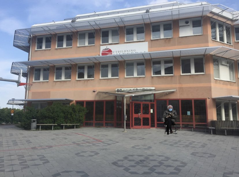 Vår rektor @APilebro hävdar att till och med Bernie Sanders väntar på att våra högstadieelever ska komma tillbaka till skolhuset igen. Imorgon välkomnas åk7 tillbaka på full tid, medan åk 8-9 får turas om en del. Vi längtar #vardag nu! Vardag med #lärande och #vänskap i #solskol