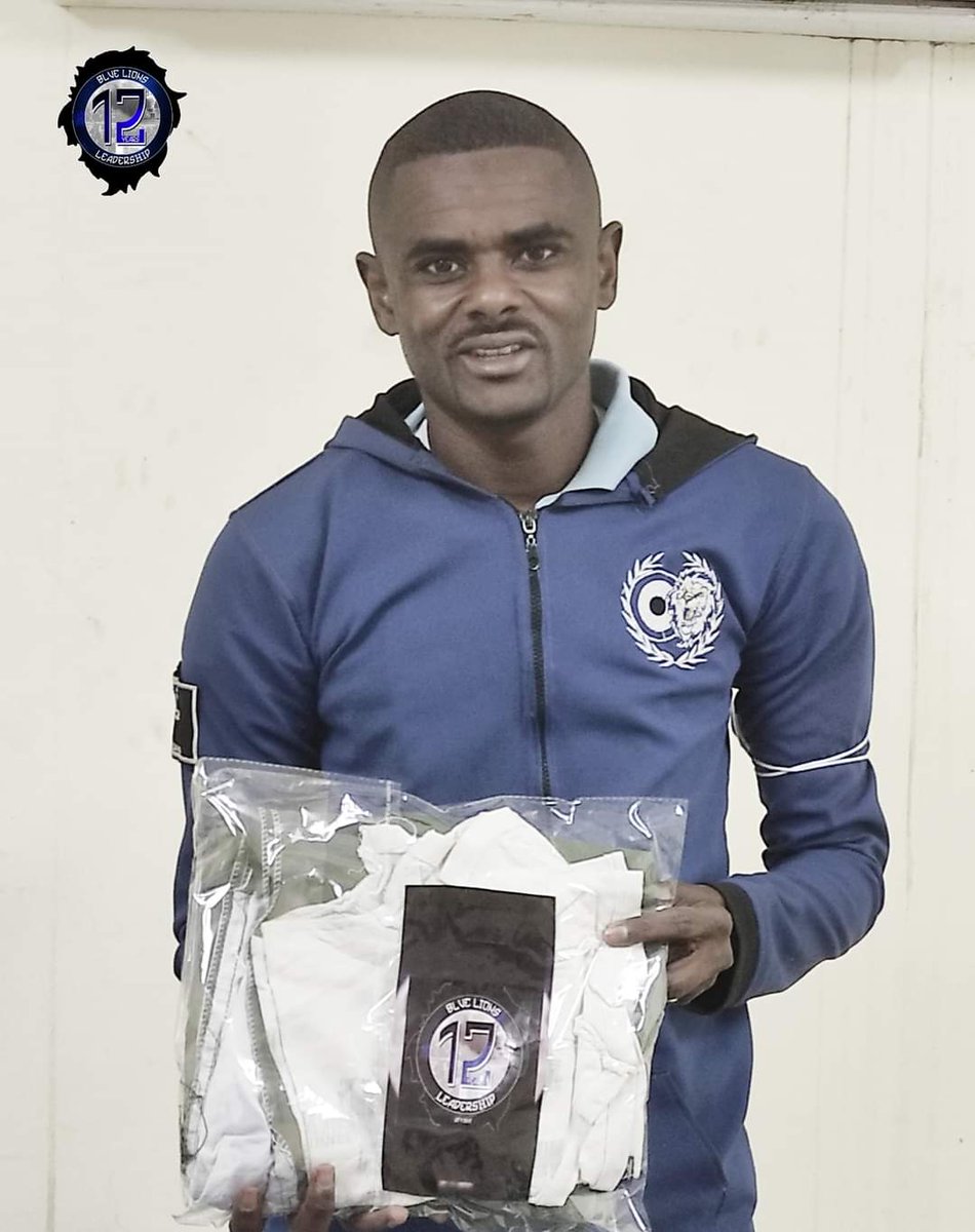 ultrasbl08's tweet photo. بفضل الله تم البدء في توزيع ملابس حملة #يلا_ندفيهم بمشاركة كباتن الهلال والأسطورة بشة.. https://t.co/IliKJS6oCw