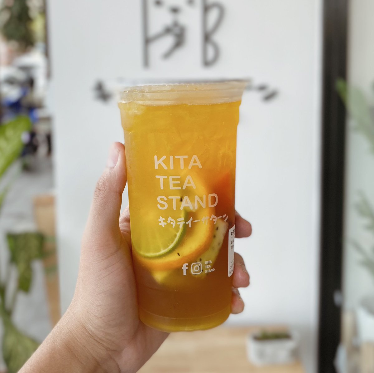 aunteat's tweet photo. FRUIT BOOM🗺KITA TEA STAND.ชาผลไม้รวมในราคา 39฿ ดีงามมาก ชาหอม กินแ��้วได้กลิ่นของผลไม้ มีความเฟรซสดชื่นดี สั่งหวาน 50% คือกำลังดี เปรี้ยวหวานลงตัว เขาใส่ผลไม้สดเข้ามาในแก้วด้วยนะไม่จกตา ราคานี้คือดี อยากให้มาเปิดแถวบ้านอะแม่ ฮืออ @aroii #รีวิว #อร่อยบอกต่อ #อร่อยไปแดก #รีวิวคาเฟ่ https://t.co/CrZDx56cbt