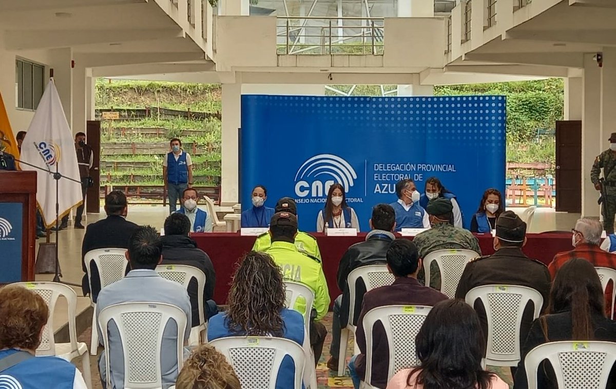 EducacionZ6_Ec's tweet photo. 📌 Coordinador @ccobosguillen participa en el segundo simulacro de las #Elecciones2021Ec organizado por @cnegobec, se coordinaron acciones y logística para que los planteles estén en las condiciones pertinentes para el correcto desarrollo de las elecciones. #SimulacroElectoralEc https://t.co/eIXF2DzX29