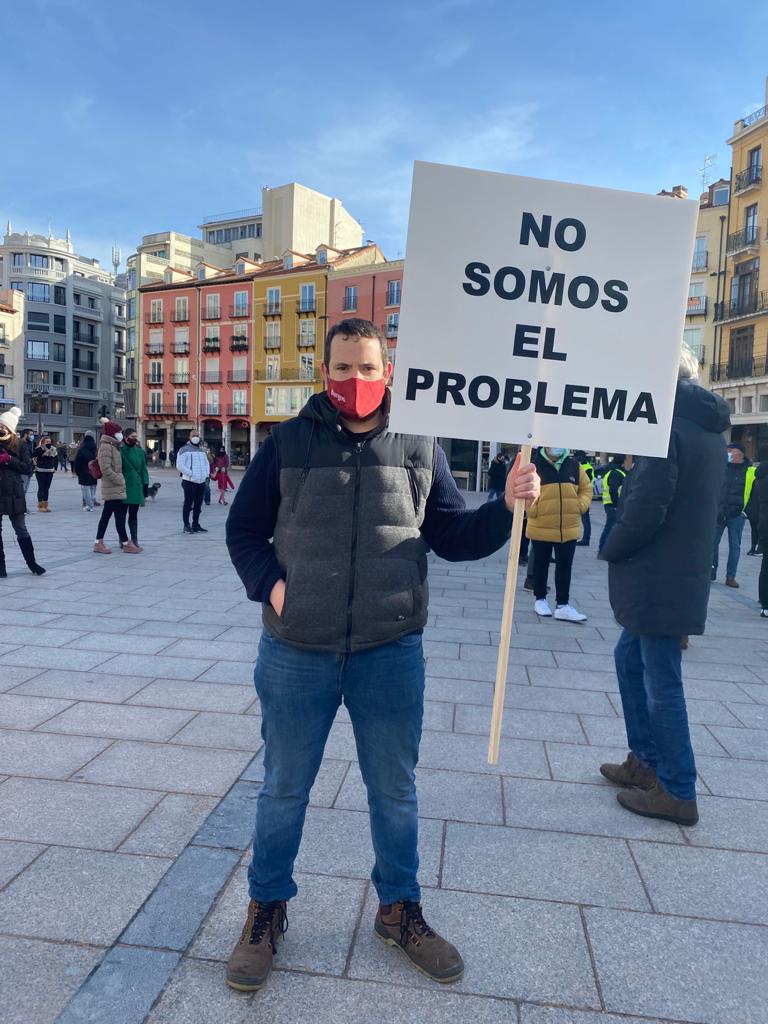 luisalduru88's tweet photo. Manifestación en la plaza Mayor de Burgos junto a otros sectores afectados, menos restricciones y más soluciones, muchos de nuestros compañeros están al límite, https://t.co/vZ0vx2zk4x