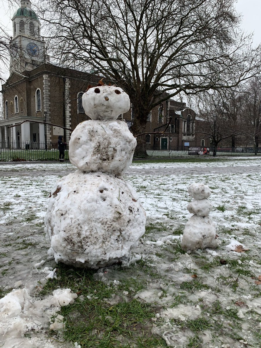 Friendliness 5/5Discernible facial features 2.5/5 (great on dad snowman, baby snowman has problems)Snowball count = 6Total = 13.5 a solid family effort  #RateMySnowman
