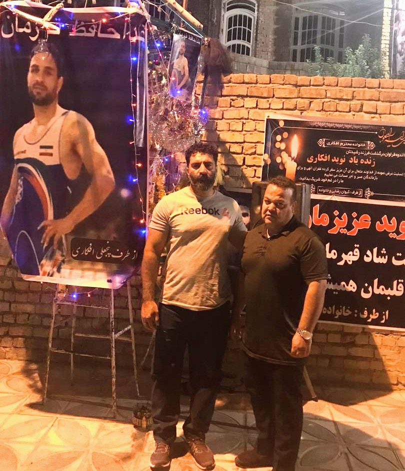 sardar_pashaei's tweet photo. این مربی #نوید_افکاری است، محمد علی چمیانی، چندین سال در تیم ملی با هم همکار بوده ایم، اکنون نه تنها ورزشکارش را اعدام کرده اند بلکه باشگاهش را نیز گرفته و مزایا و بیمه اش را قطع کرده اند، تنها به این جرم که بر روی تشک های کهنه کشتی #نوید_افکاری ها میسازد..

#اتحاد_براى_نويد https://t.co/Z21q5SZz14