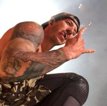 A thread of josh dun.(A thread to make Tyler stans swerve and please josh stans)