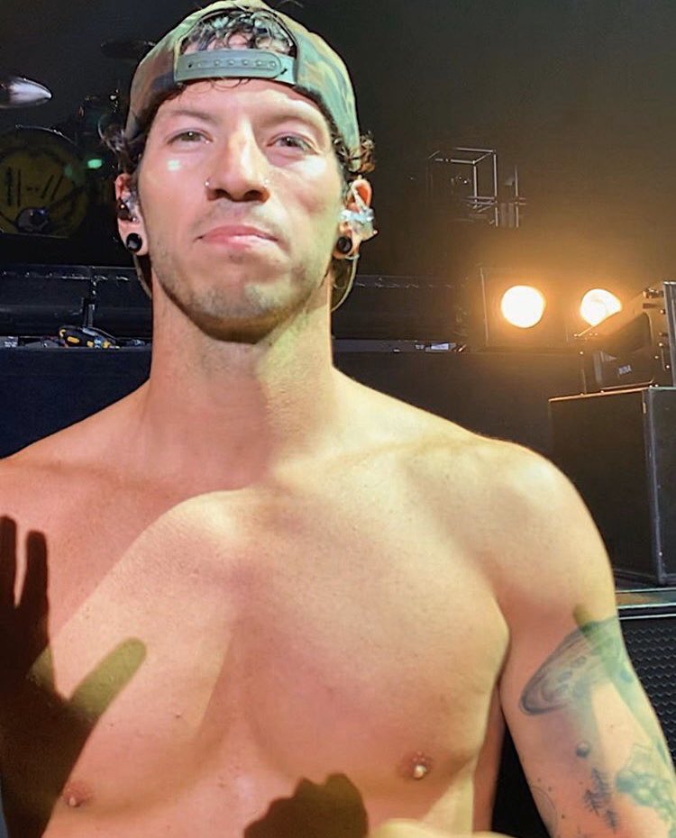 A thread of josh dun.(A thread to make Tyler stans swerve and please josh stans)