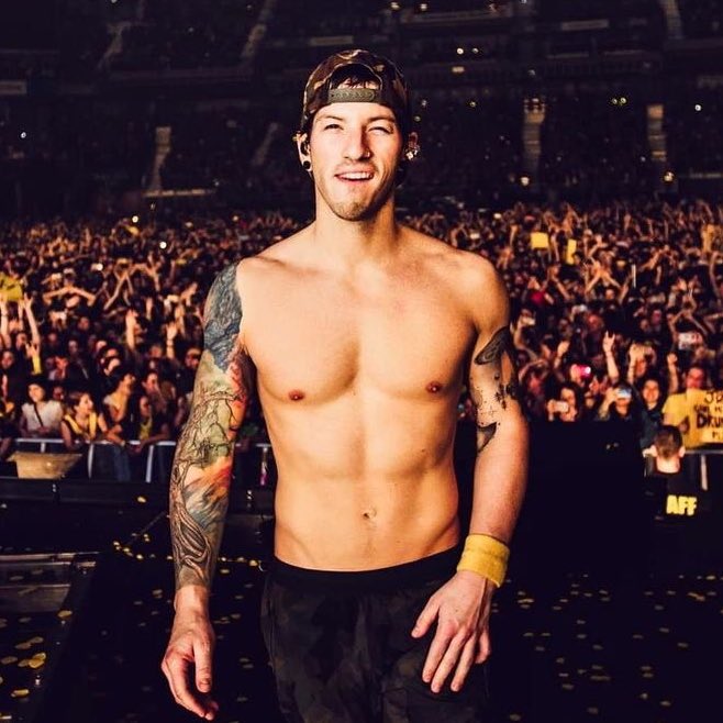 A thread of josh dun.(A thread to make Tyler stans swerve and please josh stans)