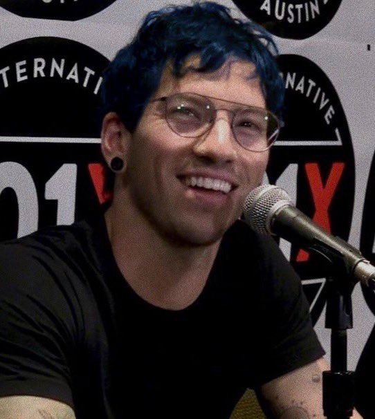 A thread of josh dun.(A thread to make Tyler stans swerve and please josh stans)