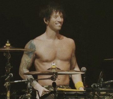 A thread of josh dun.(A thread to make Tyler stans swerve and please josh stans)