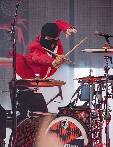 A thread of josh dun.(A thread to make Tyler stans swerve and please josh stans)