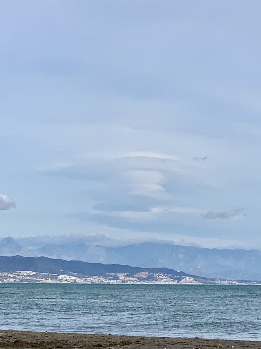 SebaFdezAguilar's tweet photo. Formación de nubes lenticulares sobre Sierra de Mijas y Sierra Nevada  @Storm_Malaga https://t.co/XwXClJ5aqb