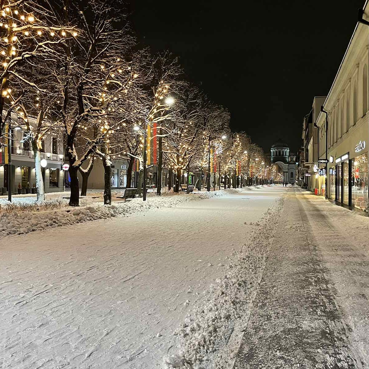 Laisves Avenue covered in snow #visitkaunas #visitlithuania #kaunas #snow #tourism #laisvesaleja #avenue #evening #lovekaunas #streetphotography #street #travelphotography #travel