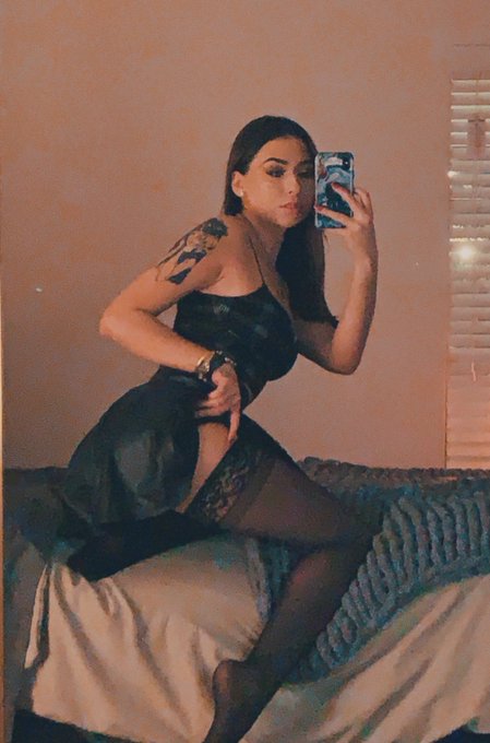 Peek a boo 👻🖤 https://t.co/nJKp8gA2ot