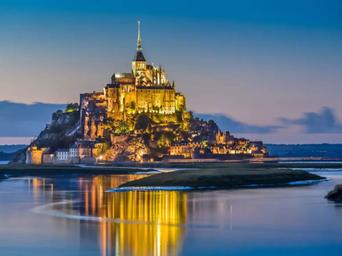 1/ A miracle standing proud between the sky and the sea.Mont-Saint-Michel is a unique & gigantic structure harmoniously integrated into a rocky island.Let's dive into the history of this abbey/fortress dominating the ocean   #MontSaintMichel