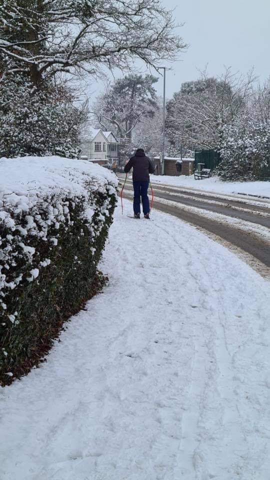 Amazing scenes here in the Royal County this morning passing my house. <a href="/skigrahambell/">Graham Bell 🇺🇦</a> being an ex skier racer too, you will appreciate these gorgeous Leki Downhill poles on the streets of Twyford this morning. I know I did, it's been a long long time for me🤣🤣🤣