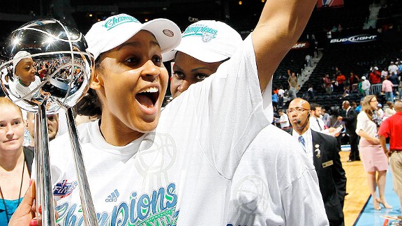 Pour sa première saison en 2011, elle est élue Rookie de l’année et son impact est immédiat puisque les Lynxs remportent le titre cette année-là.Au total, Maya Moore a rapporté à Minneapolis 4 titres de champion WNBA et a été élue MVP des finales en 2013