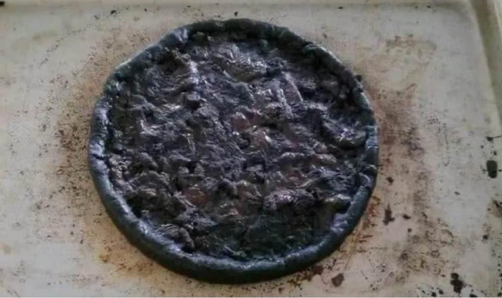 ANDIBABY8's tweet photo. My first attempt at making an Hawaiian Pizza...….I think next time I'll have to do it at Aloha heat!😂😂😂

I'll get my coat...…... https://t.co/xUgwh4ZdKn