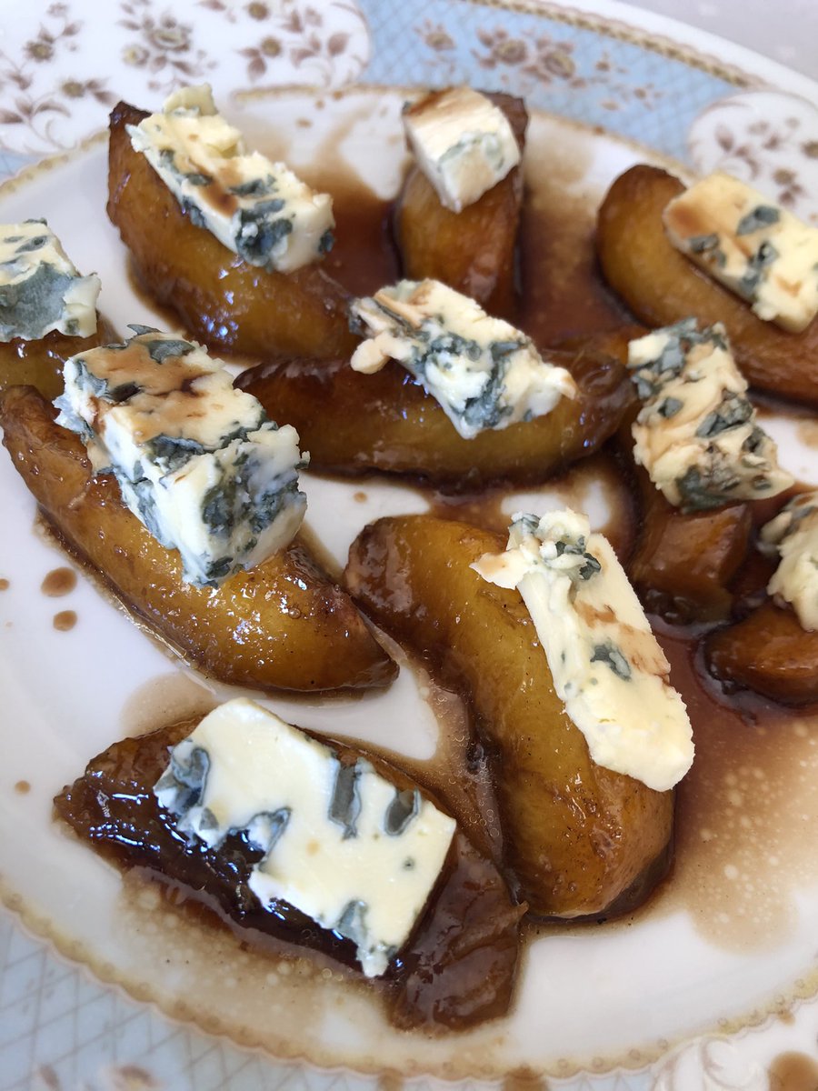 Duraznos asados con azúcar negra, queso azul, aceto.