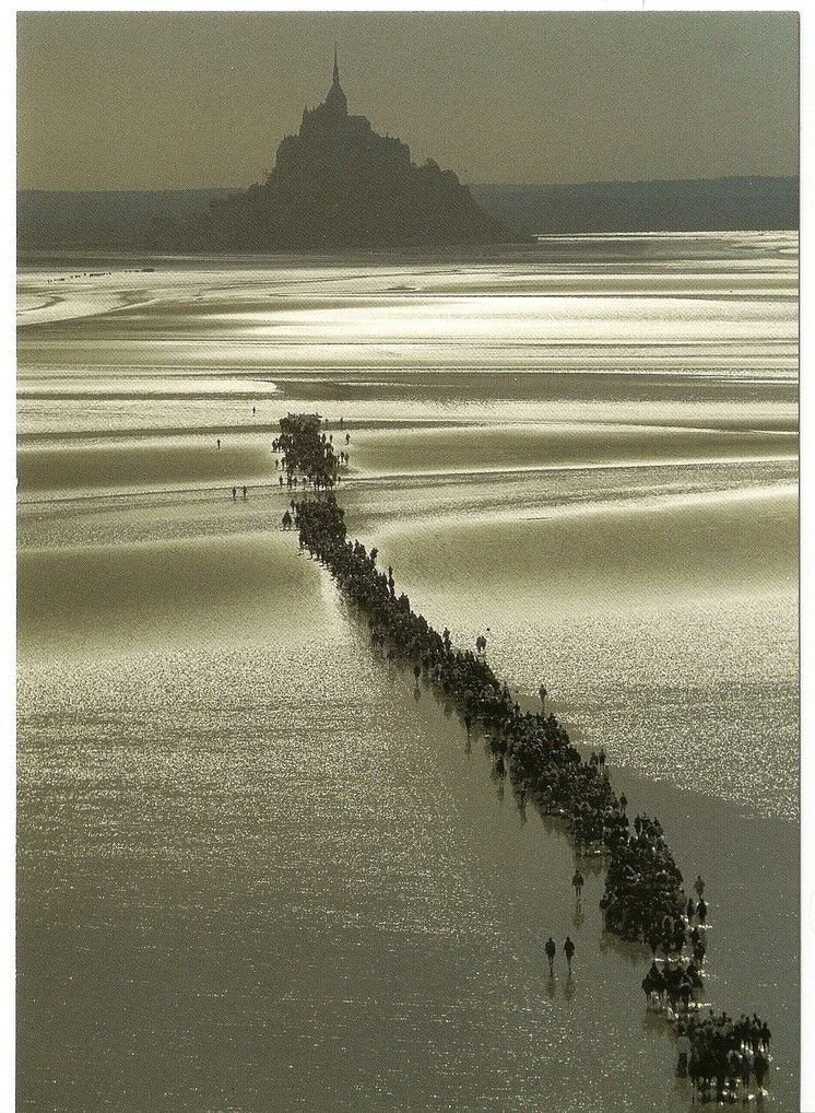 5/ The first residents arrived during the same period fleeing the Viking raids. The island became a high place of pilgrimage. It was considered as one of the biggest spiritual places in Medieval Europe with Rome & Saint-Jacques-de-Compostelle.
