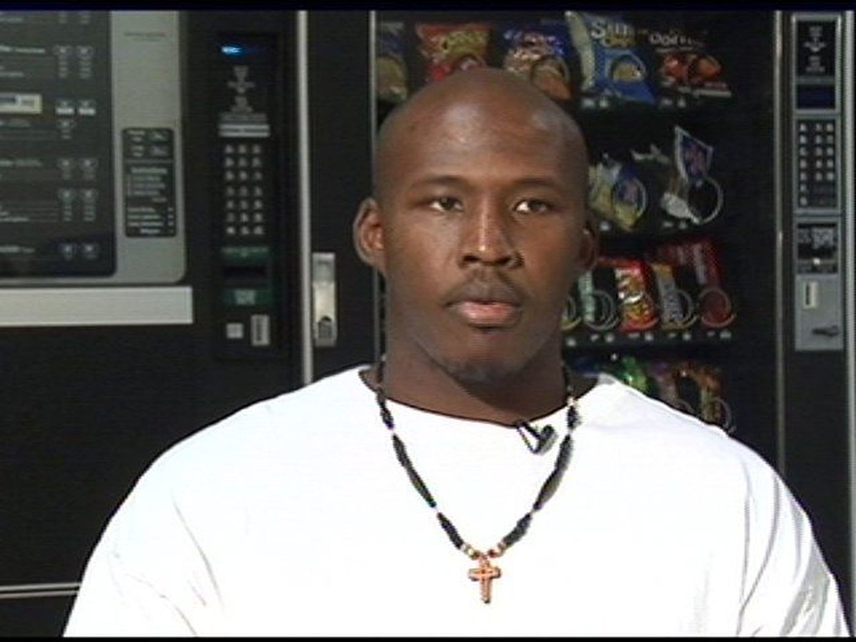 Irons est un jeune Afro-américain pauvre, il n’était pas bon à l’école. Il traînait souvent dans la rue, il se décrit lui-même comme un “jeune délinquant”.