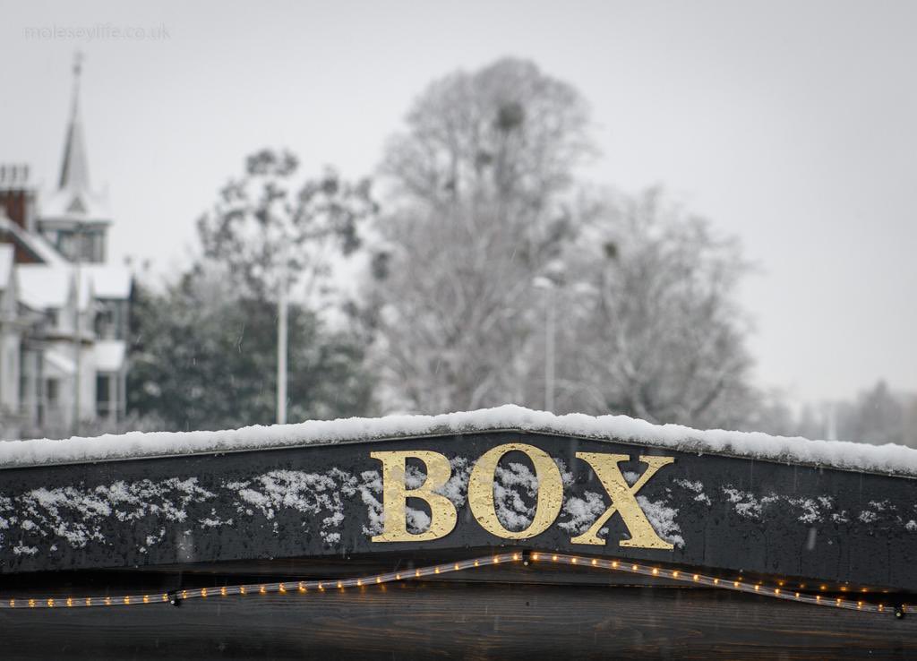 Warm takeaways for cold (and white 🤍) days 🔥#snow #Snowing {📸@MoleseyLife } #molesey #hamptonCourt