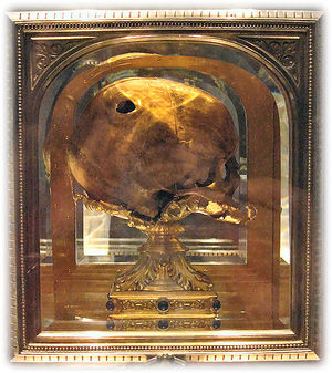 6/ In 965, Richard I of Normandy built a Benedictine monastery on Mont-Saint-Michel. Between 40 and 60 monks lived there. One day, they found a skull with a perforated hole and identified it as the mark of the pressure of Saint Michael's finger on Aubert of Avranches's head.