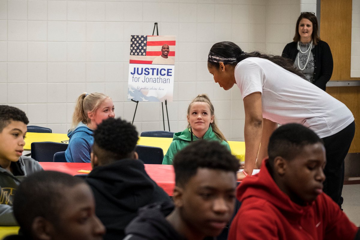 Parallèlement, elle prend en charge les frais d’avocat des meilleurs avocats du Missouri pour prendre la défense de Jonathan Irons. Ils veulent rouvrir le dossier en s’appuyant sur des nouveaux indices d’empreintes digitales et des témoignages d’experts.