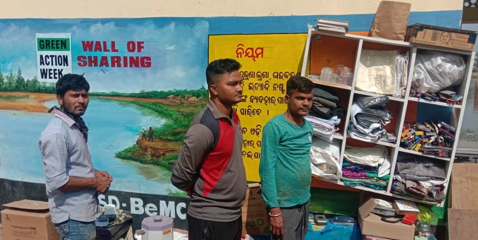 YSDIndia's tweet photo. People use #WallofSharing to share used good in Dhobabandhahuda Slum in @BrahmapurCorp This model has been set up on #GreenActionWeek to promote #CircularEconomy #SharingCommunity #ZeroWasteCity @CUTSCART @ssnc_global @Consumers_Int @GCheriyan @amarjairaj @HUDDeptOdisha https://t.co/7Y9RBP3ti9
