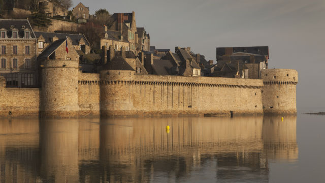 11/ During the "Hundred Years' War" between France and England, the small island on Normandy's shore became a strategic point of entry to France. Bulwarks were necessarily added to help French knights defending the Mont-Saint-Michel from English forces.