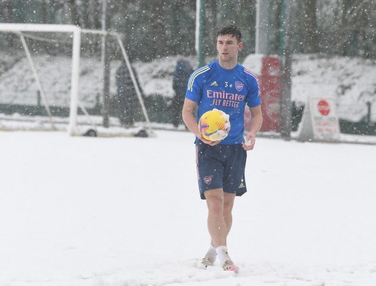 Argsenal's tweet photo. Comparte este Kieran Tierney amante del frío para combatir este calor de la concha de la lora. https://t.co/BNCD3yj0Wf