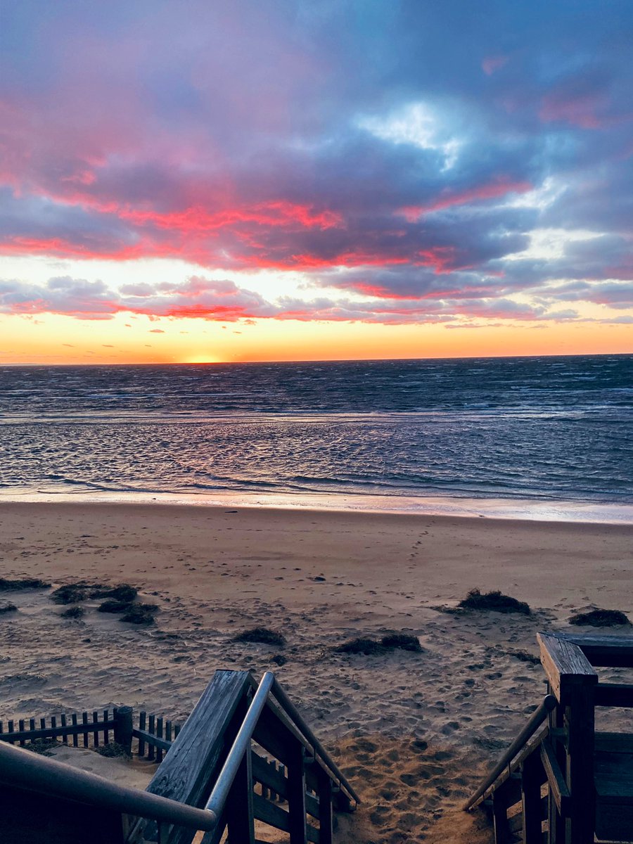 bythebeachRE's tweet photo. Couple more shots from last nights beautiful sunset. Thumpertown Beach, Eastham. #sunset #Massachusetts #CapeCod #lovewhereyoulive #HOMESWEETHOME #Realtor #realtorlife #getoutside #capecodbay #lifeonCapeCod #beautifulcapecod #kinlingrover https://t.co/lwghcsVe4p