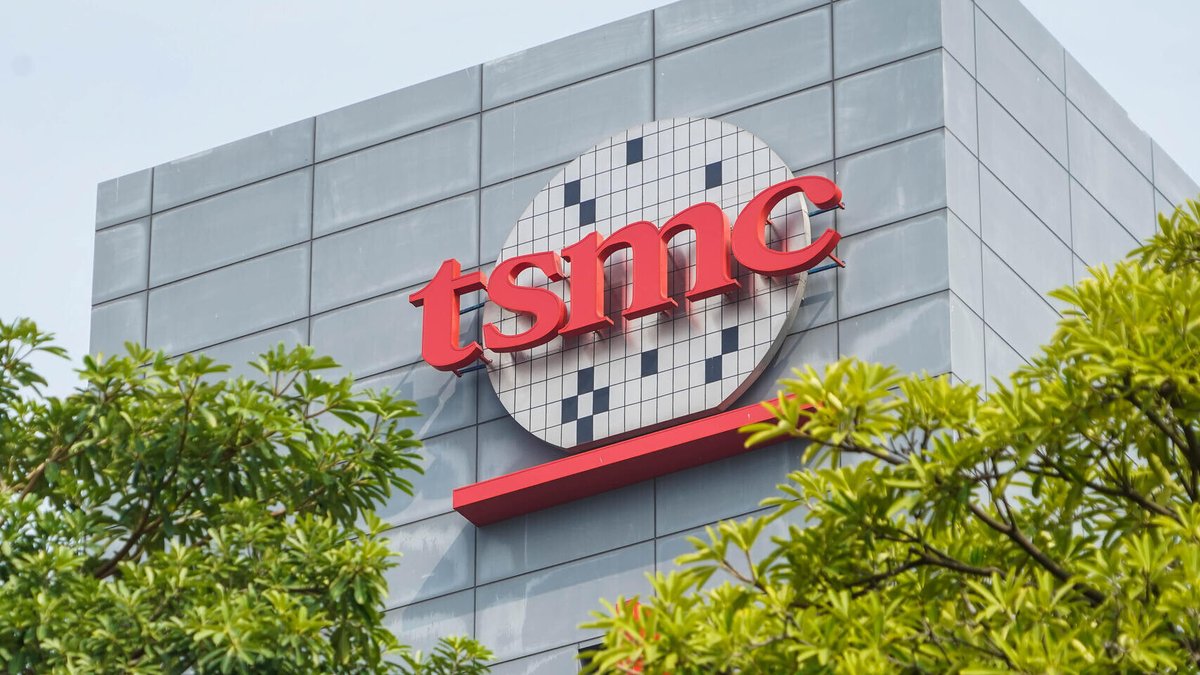 14/ So in 1987, Morris Chang founded Taiwan Semiconductor Manufacturing Company (TSMC), a pure-play chip manufacturer.In the same way that  @Tobi and  @Shopify have enabled independent players to sell online, TSMC enabled independent chip designers to start their own companies.