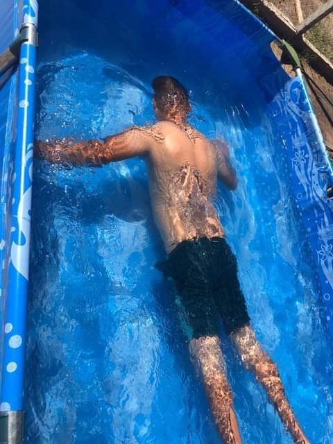 mi vieja: la pileta es para los chicos

yo: ma mira cuanto aguanto abajo del agua