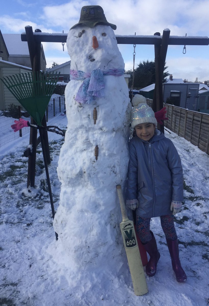paulmunroe_'s tweet photo. @WPS_red Keira’s fun day in the snow, unfortunately gravity has already got the better of the snowman ⛄️ https://t.co/2KPoI9TpF8