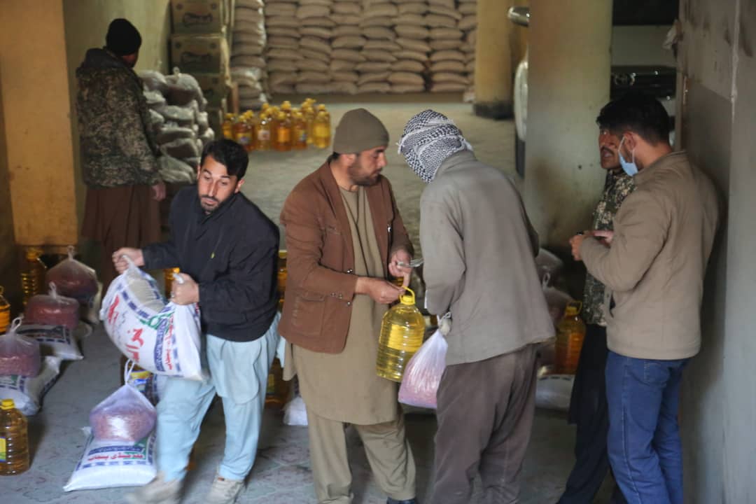 کمک های اضطراری به 200 خانواده های شهدا و معلولین نیروهای امنیتی و دفاعی! مونږ تل په هر شرایطو که د خپل ملت تر څنگ ولاړ یو. ژوندي دي وي افغانستان!