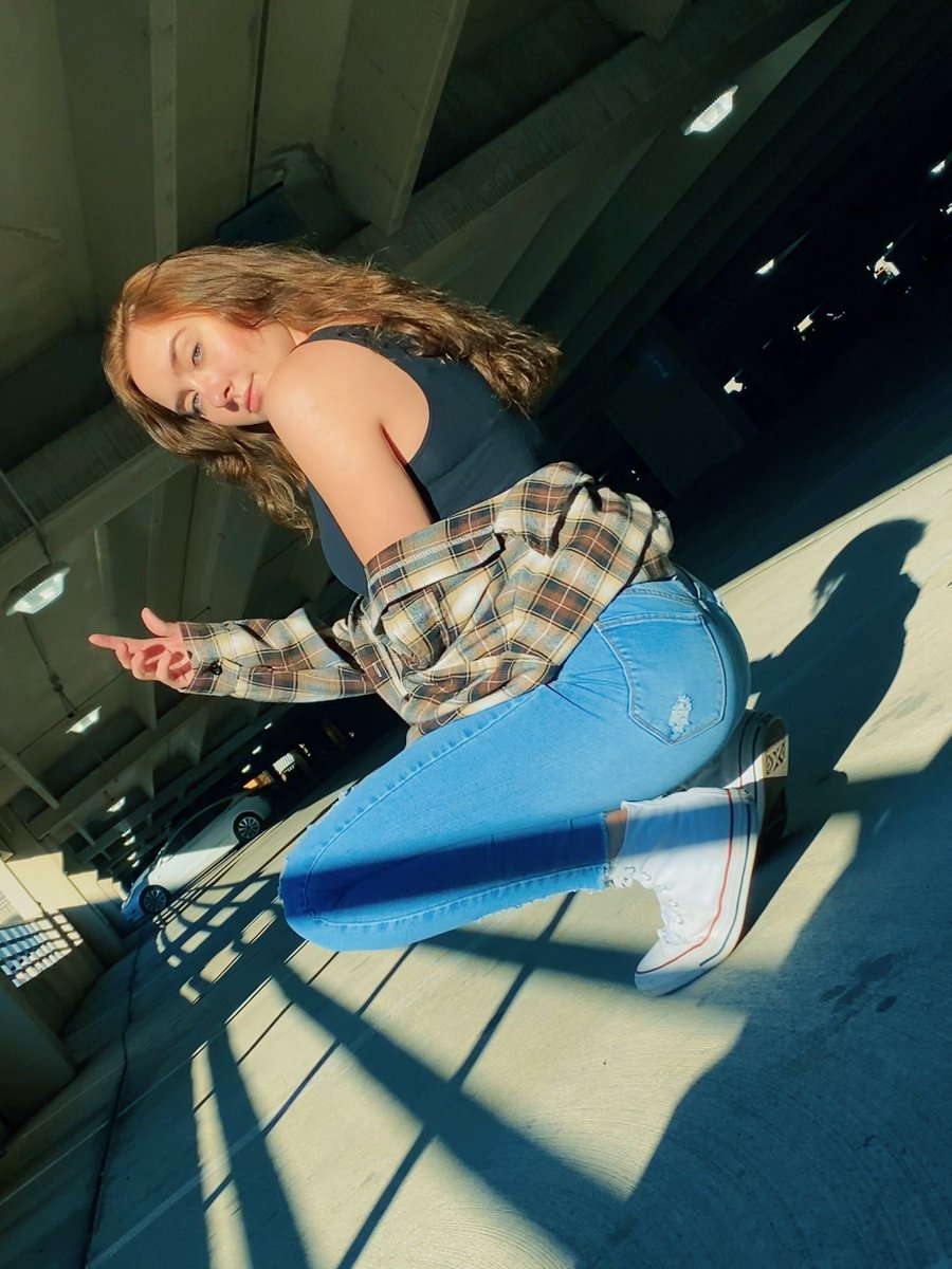 CatelinDelaney's tweet photo. This is your sign to go take pictures with your Bff 💕 https://t.co/C29niH2kSW