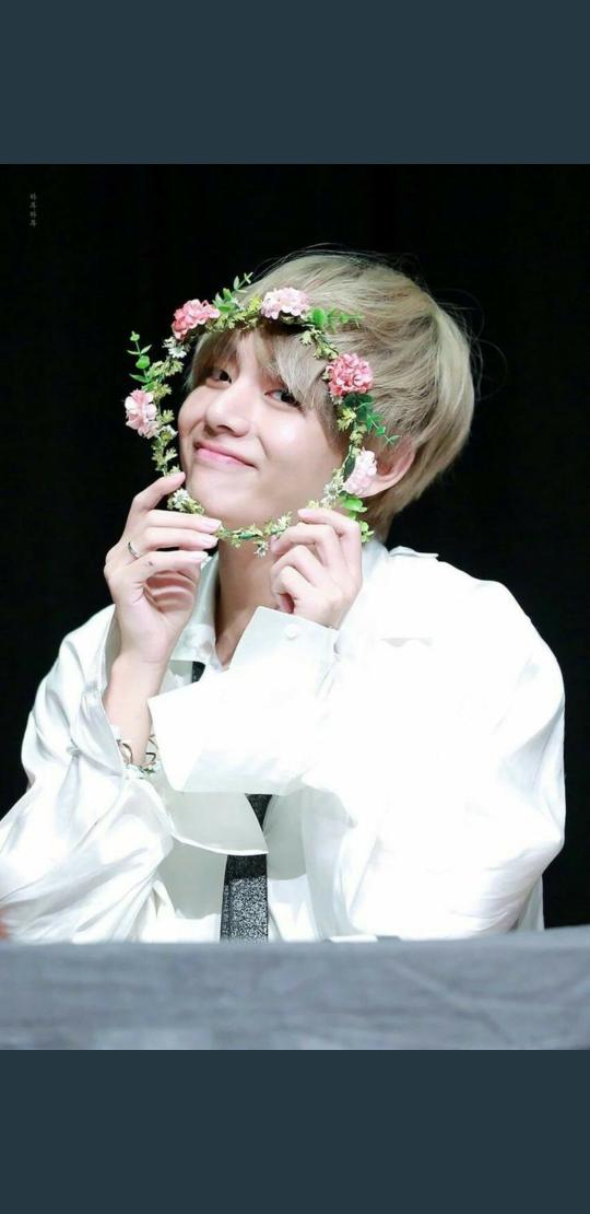 joenvte's tweet photo. @Taehyung_ArSupp عرب تايهيونغ احبكم تحفزونا اكثرر للستريم 😭 بس لازم تعرفوا اني استمع لها يوميه من غير شي لانها ادماني 🤒✌💚💜 
TATA ...🎶

Blue &amp; Grey 💙🤍✨
#TeamWindFlower @BTS_twt https://t.co/Pm2cEzPlTY