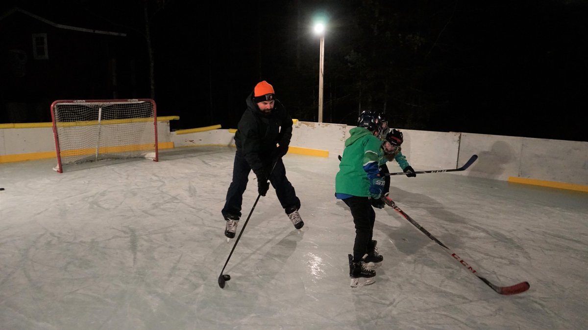 MarinersOfMaine's tweet photo. .@Rilesarmy visited the Hallowell family backyard rink on a perfect night in Maine for outdoor skating! Thanks to everyone who submitted photos of their backyard rinks! #CommunityAtTheCore https://t.co/mJxwA5L5JI