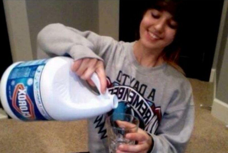 -Má... ¿Y si mejor vamos con un otorrinolaringólogo?
-NO, tu tía me dijo que con esto te curas.