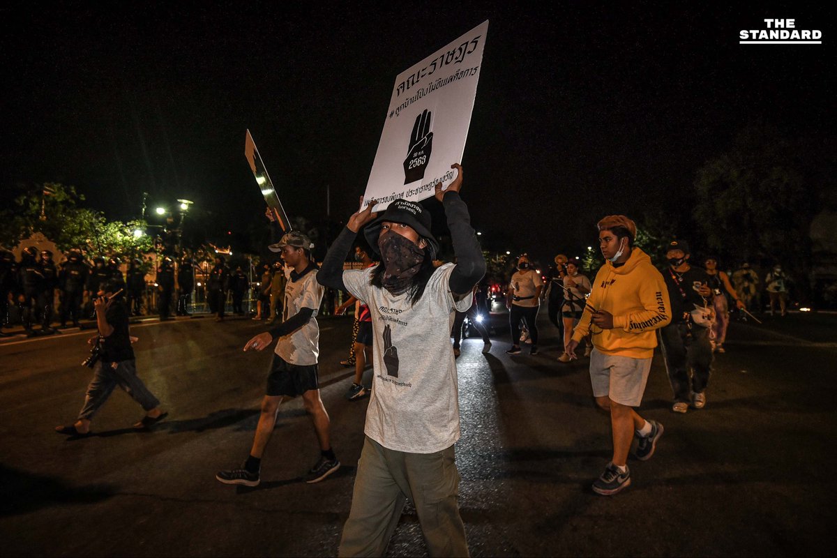 janjannieee's tweet image. ม็อบปักหลักหน้าทำเนียบรัฐบาลคืนนี้ค่ะ มีกำลังตำรวจมาประจำการปักหลักอยู่รอบม็อบประชาชน ทุกคนช่วยเป็นหูเป็นตาให้พี่น้องบ้านโป่งด้วยนะคะ ช่วยกันทวิตติดแท็กให้คนเห็นเยอะๆกันทีนะคะ #ม็อบ24มกรา #ลูกบ้านโป่งไม่อินเผด็จการ