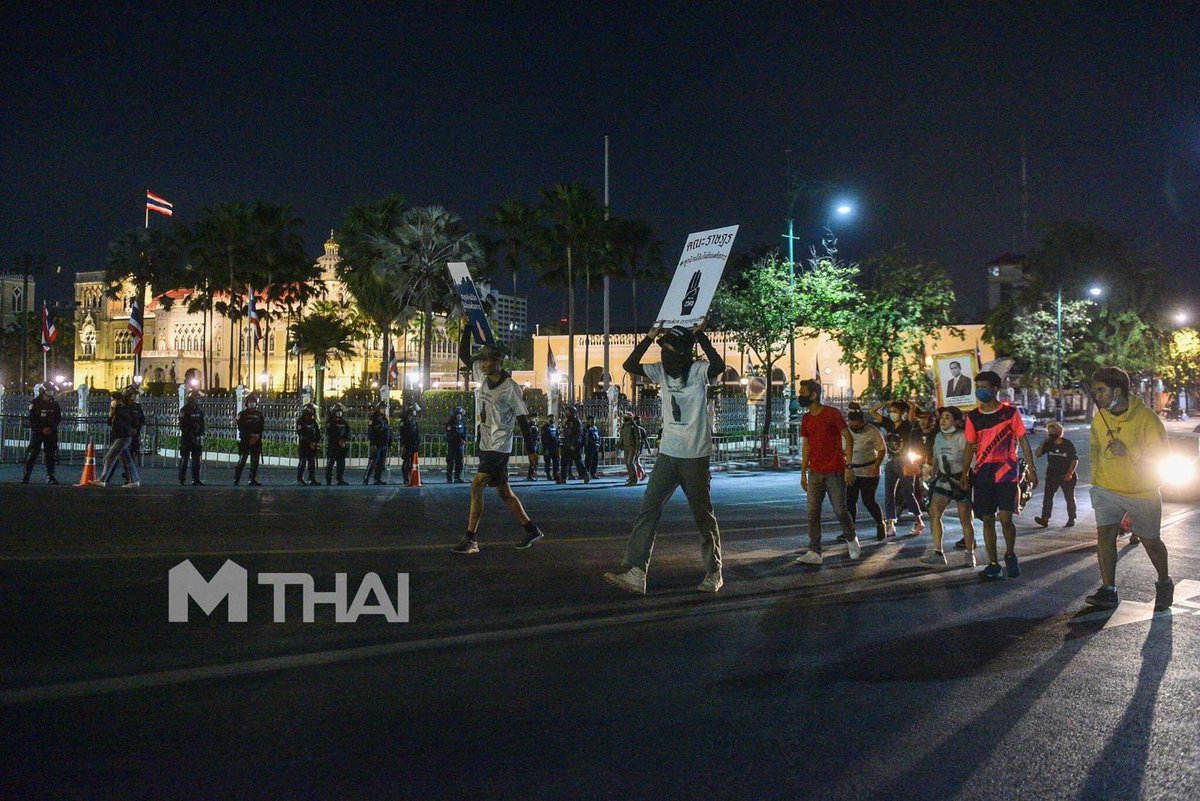 taekuk__'s tweet image. คืนนี้พวกเขาจะปักหลักค้างคืนที่ทำเนียบนะครับ แต่ว่าพรุ่งนี้ #ม็อบ25มกรา จะมีการอ่านแถลงการณ์ในเวลา 10.00 บริเวณหน้าทำเนียบถึงข้อเรียกร้อง ฝากทุกคนช่วยกันเป็นหูเป็นตาด้วยครับ 

#ม็อบ24มกรา