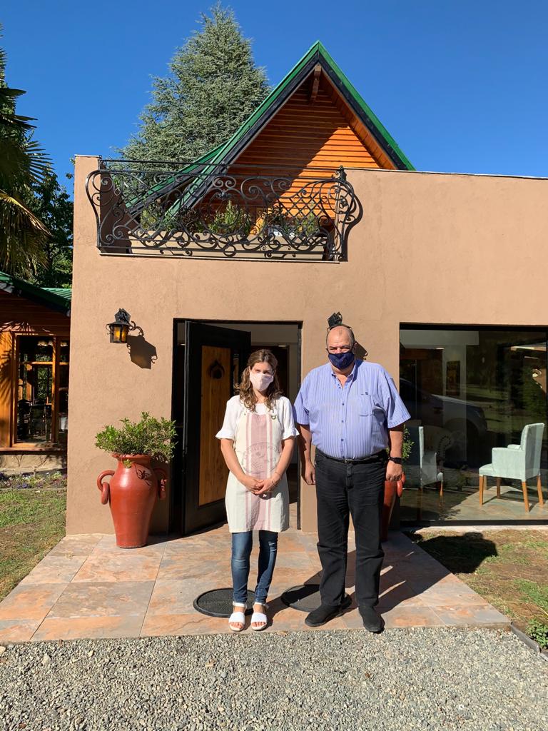 MinTuryAP's tweet photo. A pesar de la crisis, abrió un nuevo hotel boutique en #LagoPuelo

✅El Ministro Néstor Garcia participó en la inauguración y destacó “la fortaleza de los prestadores privados que siguen confiando en el destino turístico de #Chubut”

Info https://t.co/nzgl2qBLgH

#ChubutEsTuViaje https://t.co/e0CCfhxESq
