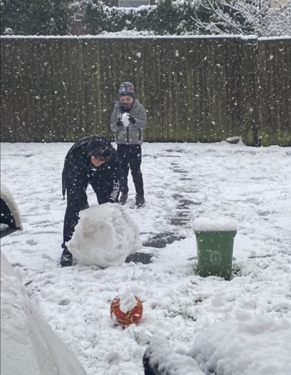 fee_fee_fee's tweet photo. @LeverParkSchool @bolton_pru @KatyCol84129639 Amazing extra PE done by Shae this weekend, building a snowman with his family.. Well done!! #proud https://t.co/fjxuLWf8Qa