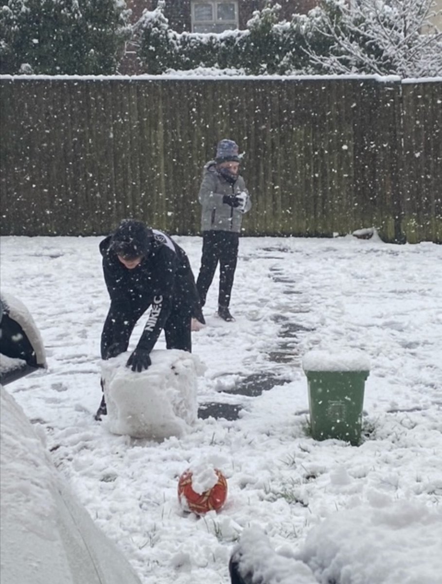 fee_fee_fee's tweet photo. @LeverParkSchool @bolton_pru @KatyCol84129639 Amazing extra PE done by Shae this weekend, building a snowman with his family.. Well done!! #proud https://t.co/fjxuLWf8Qa